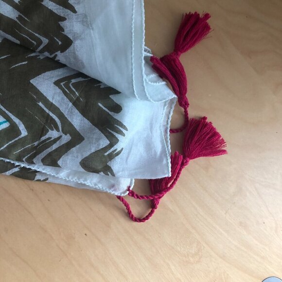 World Finds Hand Crafted Fair Trade Flame Stitch Screen Printed Scarf - NWT's - Picture 4 of 5